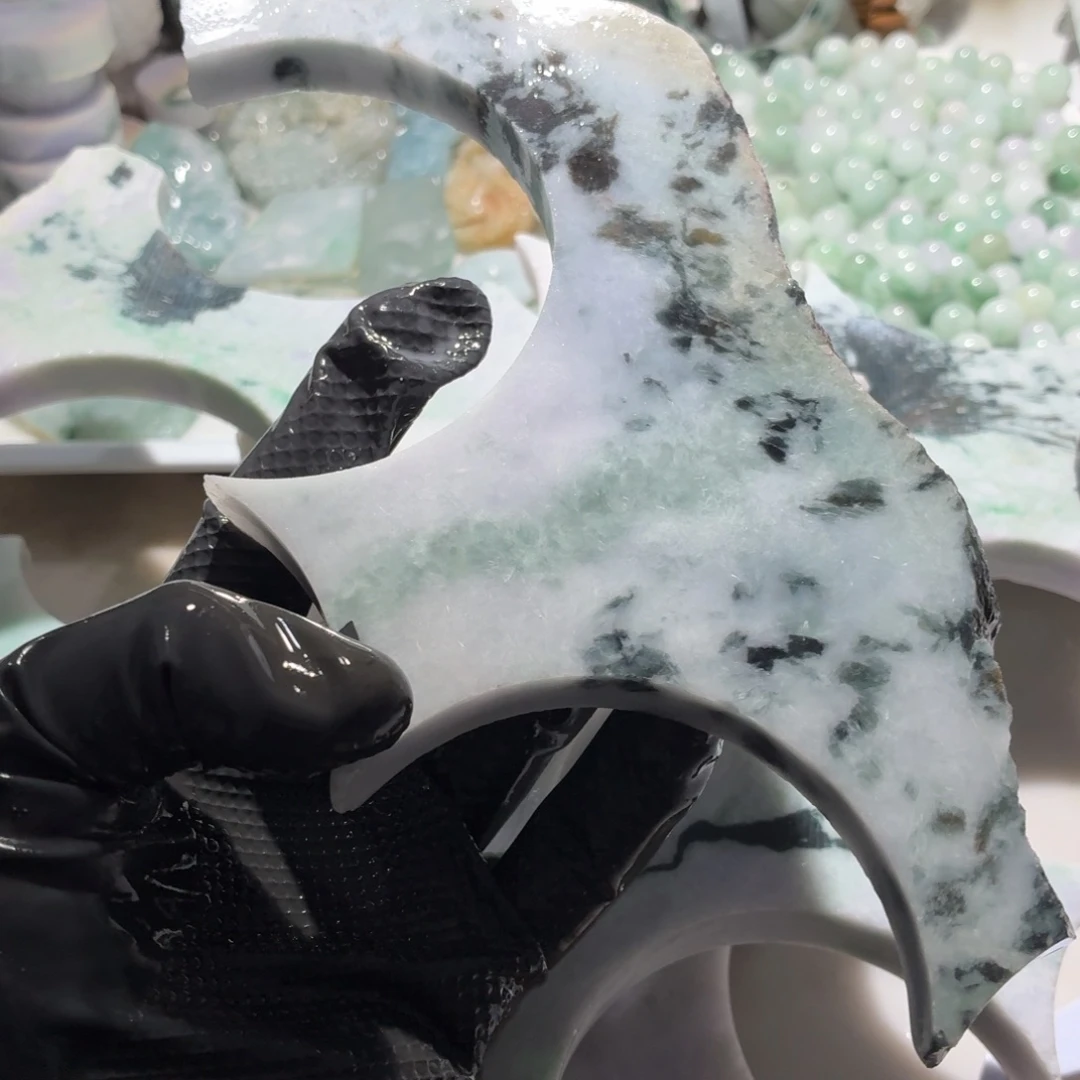 翡翠未镶嵌颈饰边角料