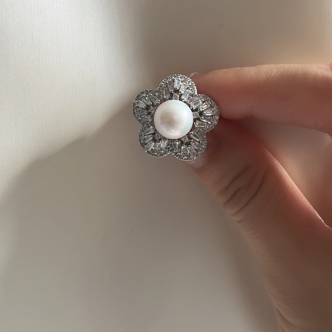 合金胸饰淡水珍珠梅花胸针