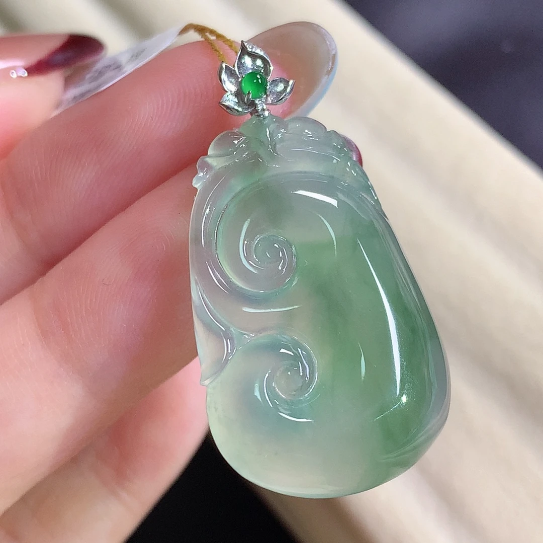 翡翠18K金镶嵌颈饰如意