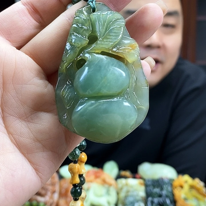 蛇纹石玉吊坠未镶嵌