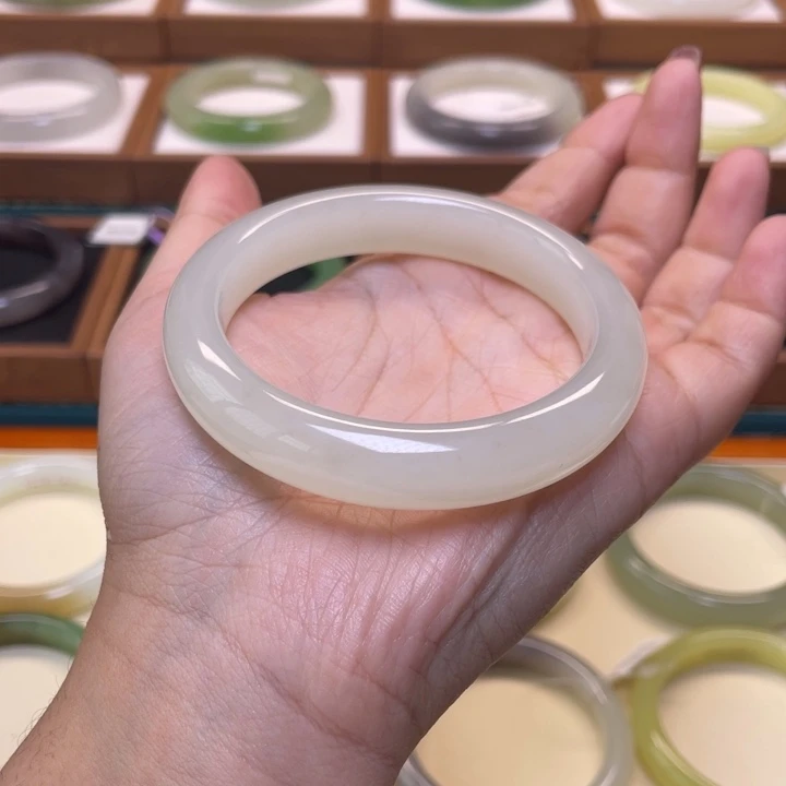 和田玉手镯未镶嵌56