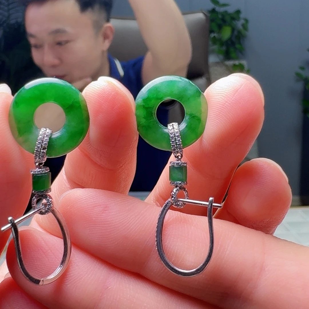 18K金镶嵌翡翠耳饰天然