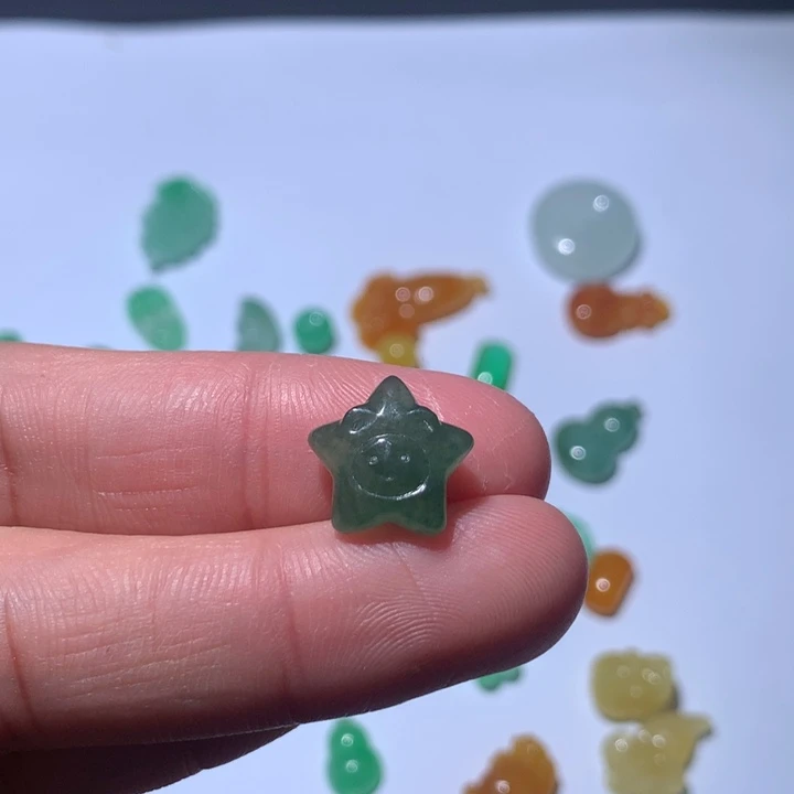 翡翠未镶嵌颈饰挂件