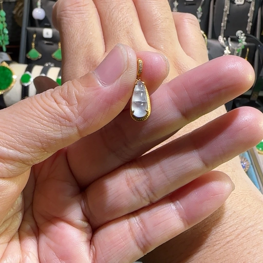 翡翠18K金镶嵌颈饰小滴溜