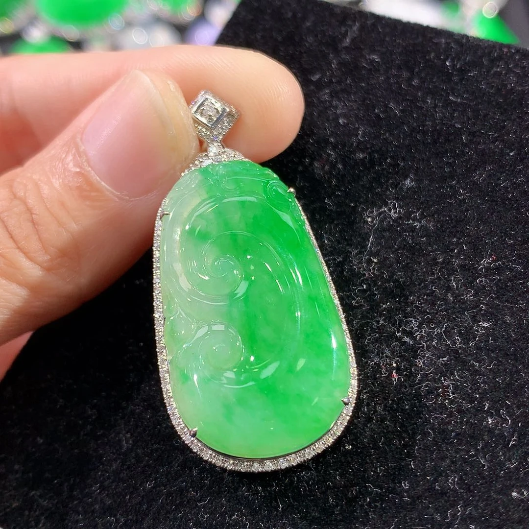 翡翠18K金镶嵌颈饰