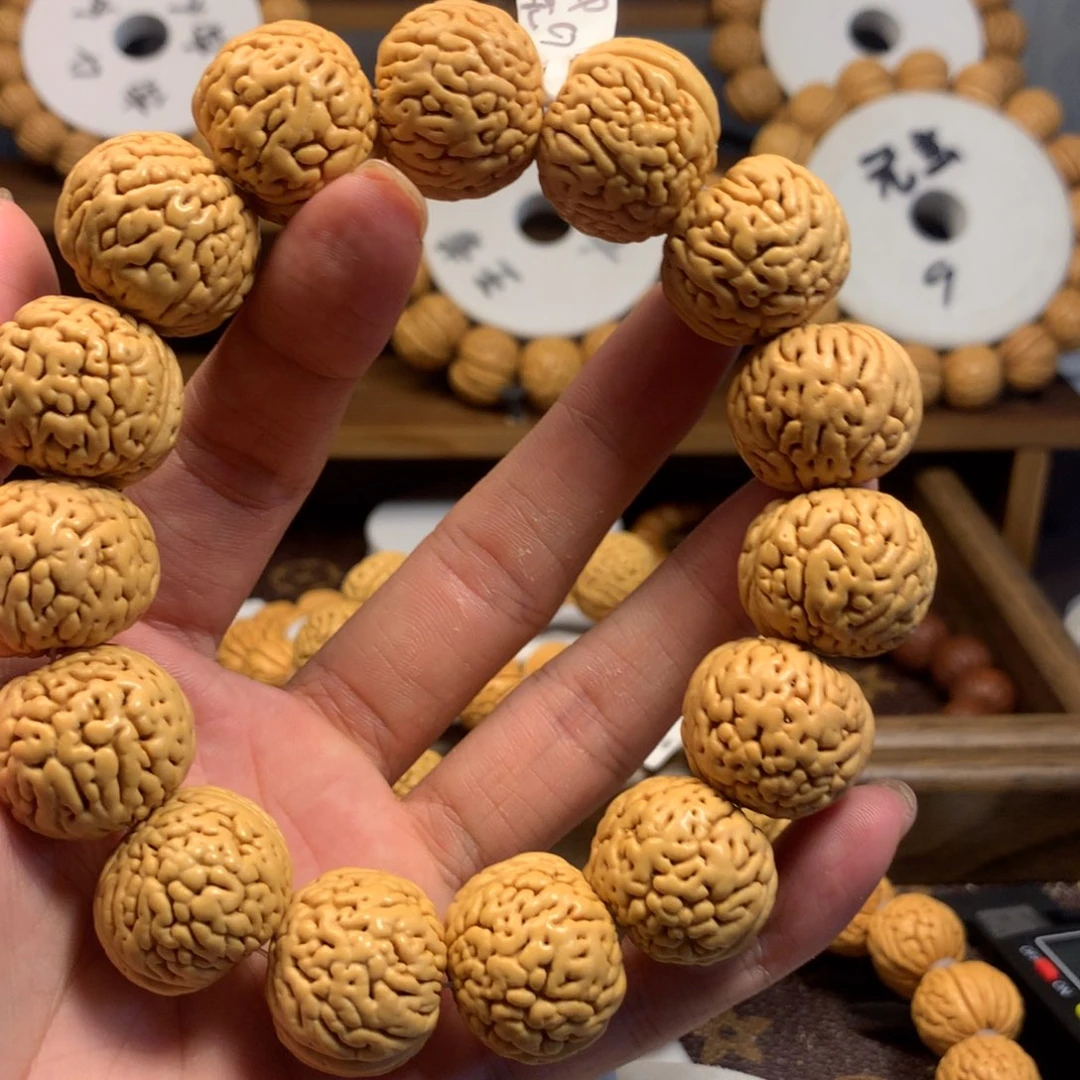 C*`精品桃核肥旗手串