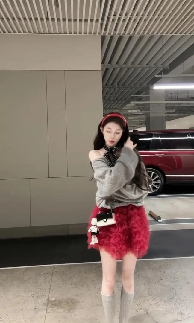 韩系甜美少女2025秋季新款ins性感露肩宽松上衣搭配蓬蓬短裙套装