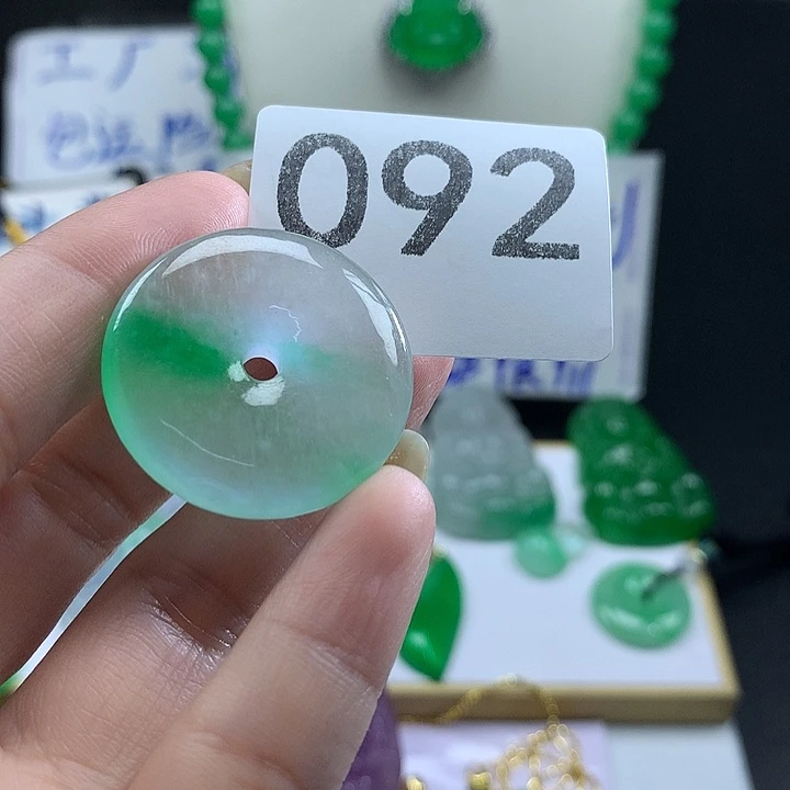 翡翠未镶嵌吊坠(赠链)