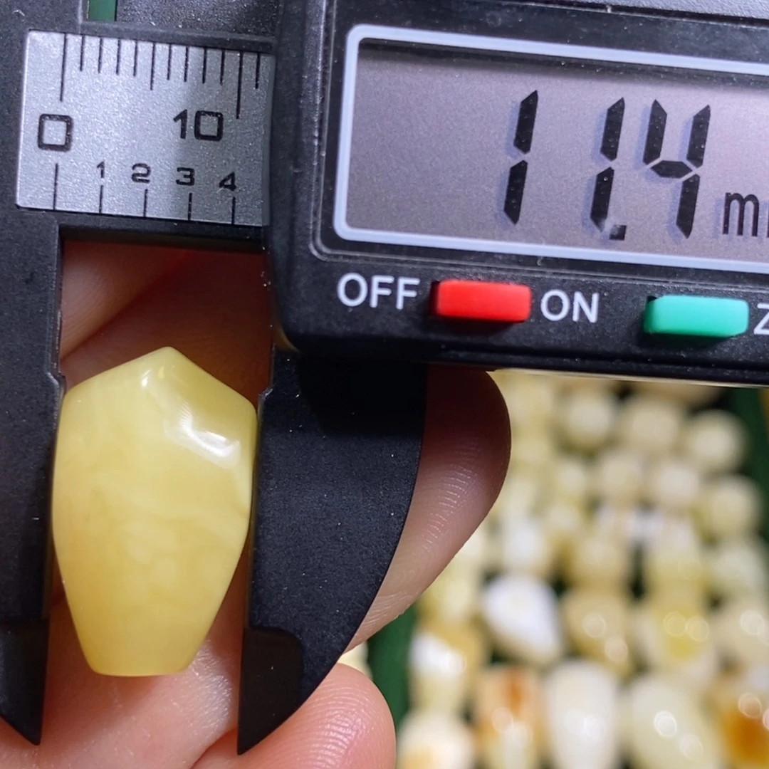 蜜蜡未镶嵌裸石配饰