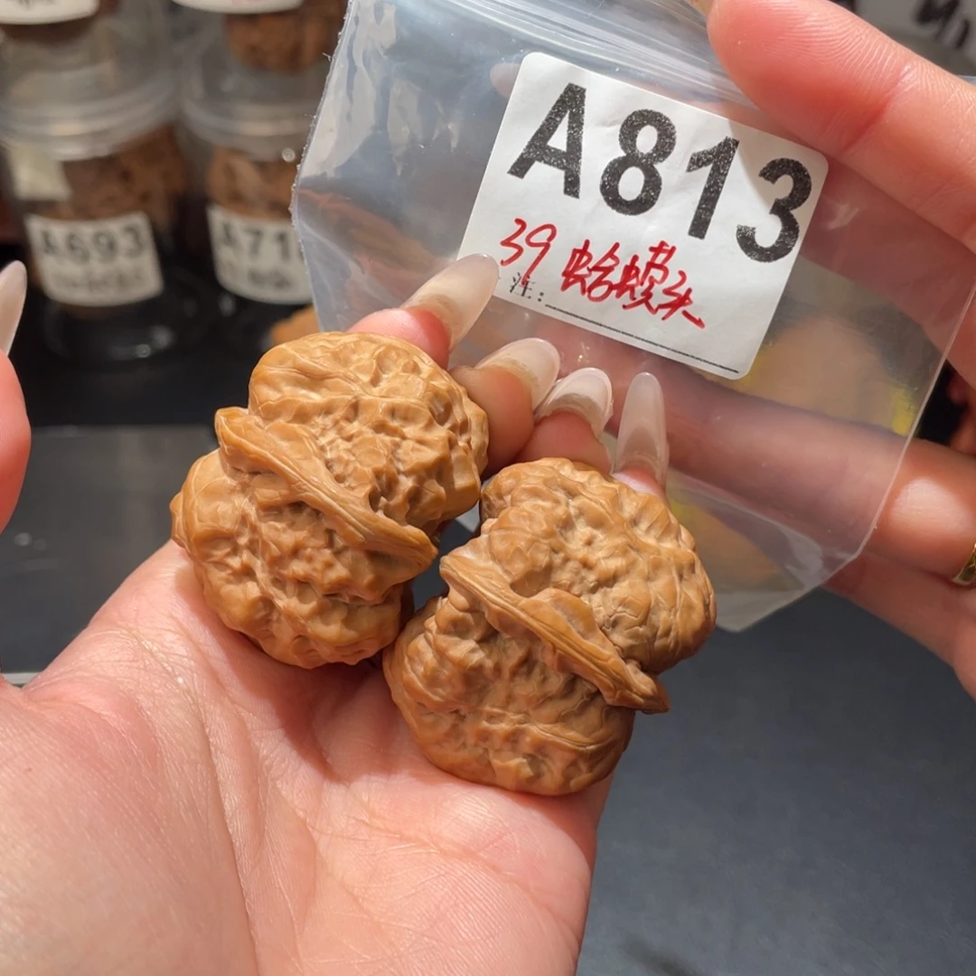 39四开背蛤蟆头文玩核桃