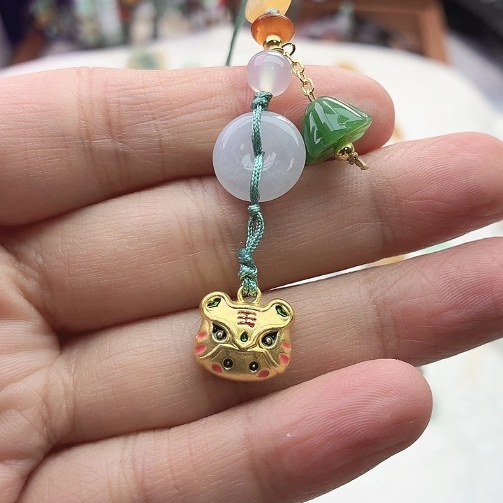 翡翠未镶嵌颈饰老虎