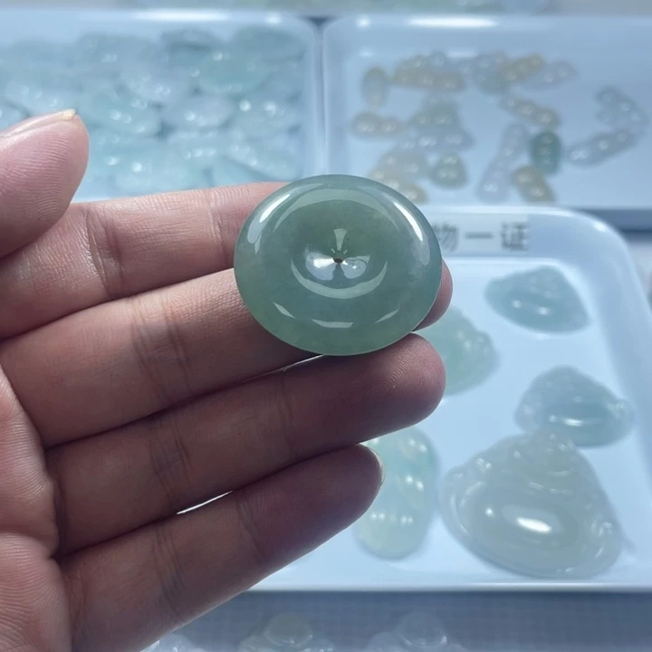 翡翠未镶嵌颈饰平安扣