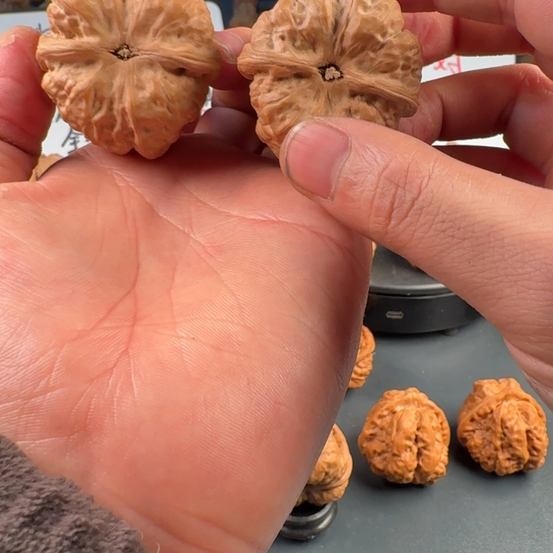 P***n文玩核桃吊坠蛤蟆的眼睛是真的好看