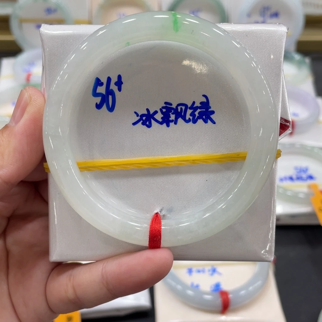 翡翠手镯未镶嵌翡翠手镯