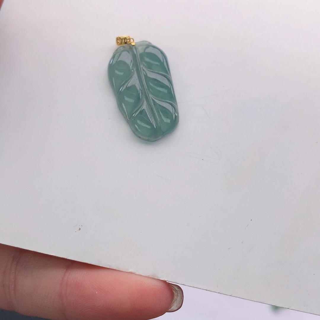 翡翠颈饰18K金镶嵌穿***猫叶子