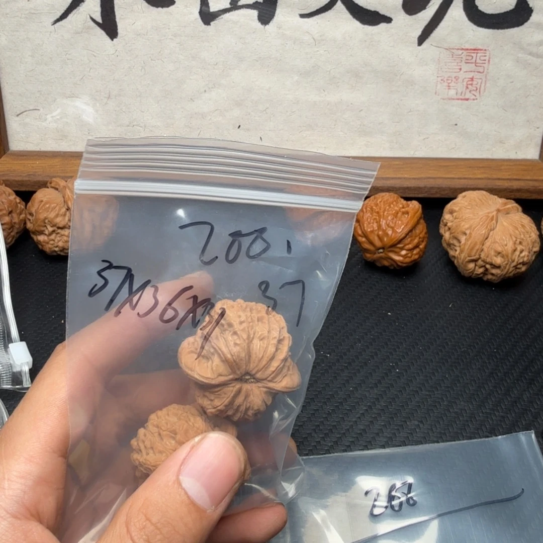 X***A文玩核桃吊坠37 36 31血麒麟货头