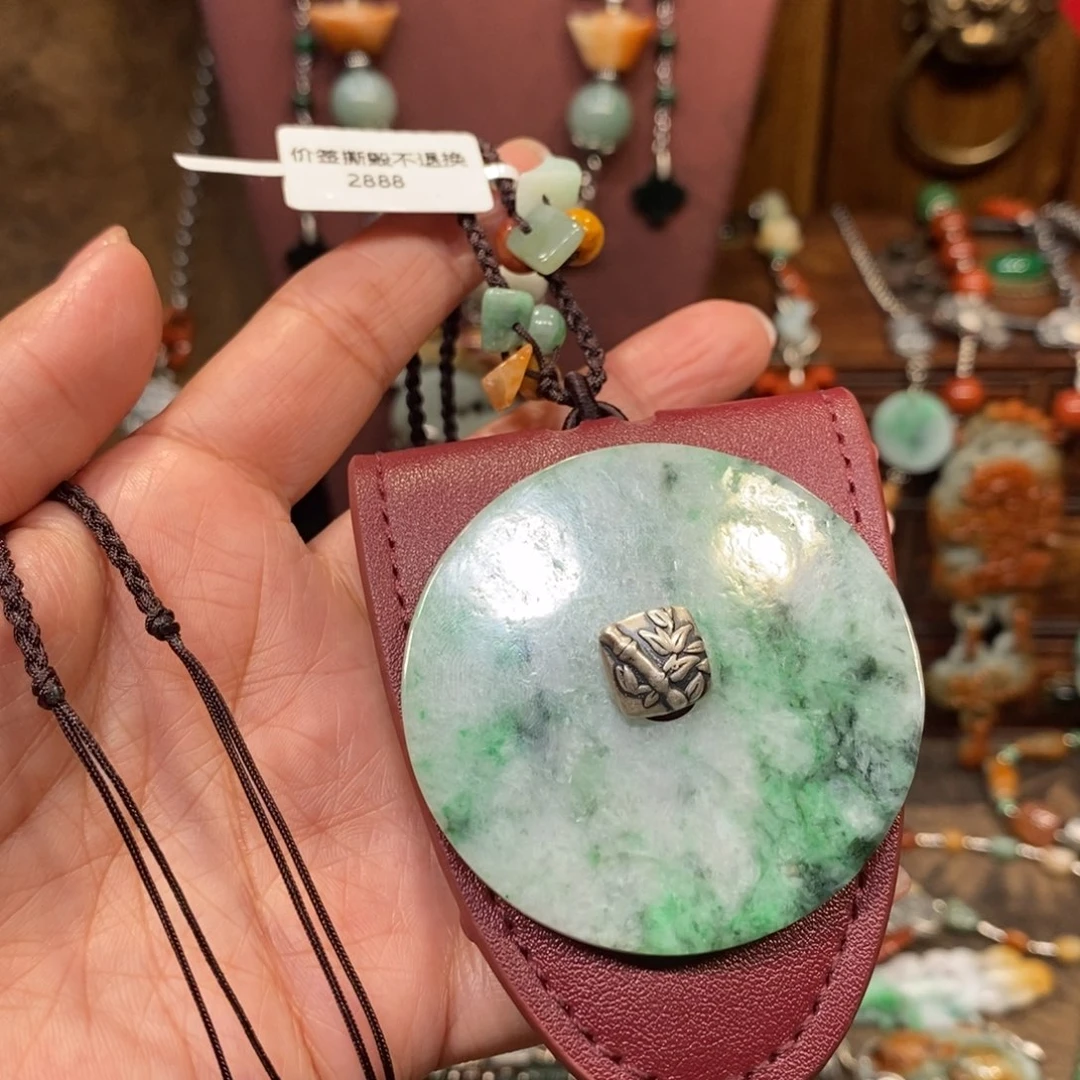 翡翠吊坠(赠链)未镶嵌