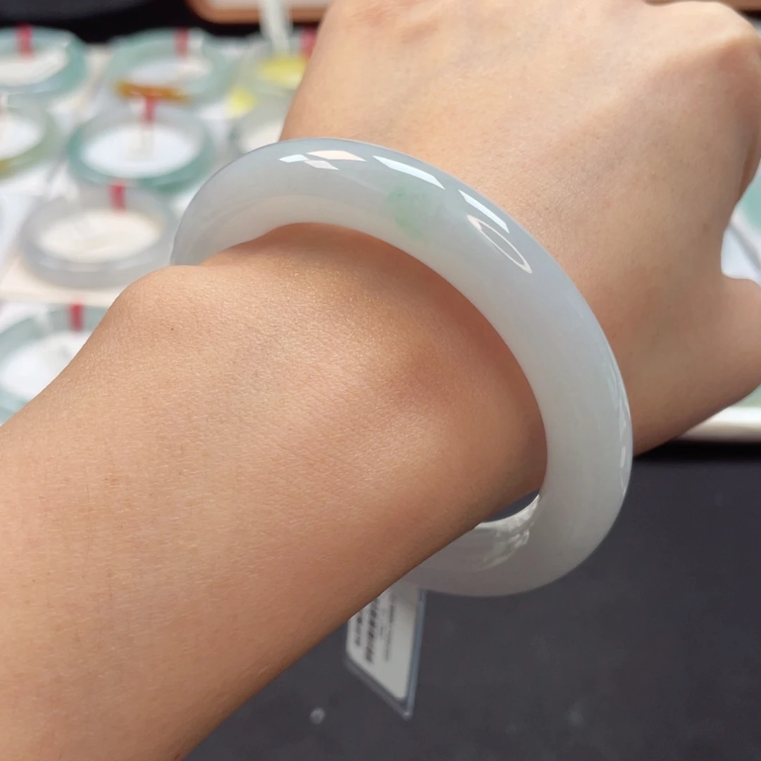 【闪购商品】翡翠手镯未镶嵌52.8冰润细腻种老牛奶底飘绿56号