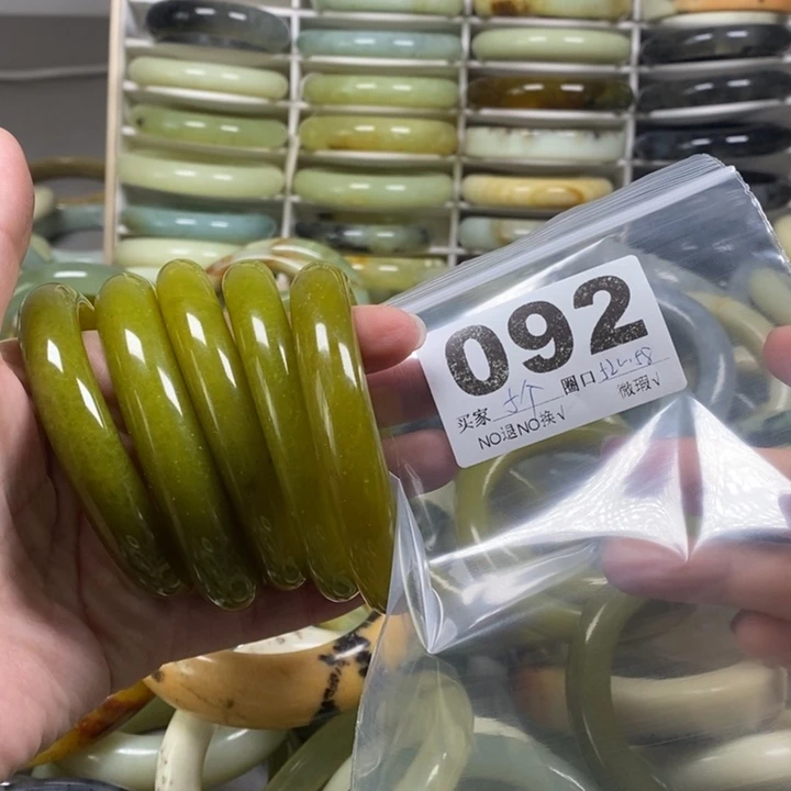 蛇纹石玉手镯未镶嵌徐****）