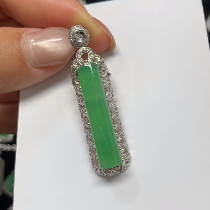 【闪购商品】颈饰18K金镶嵌翡翠吊坠