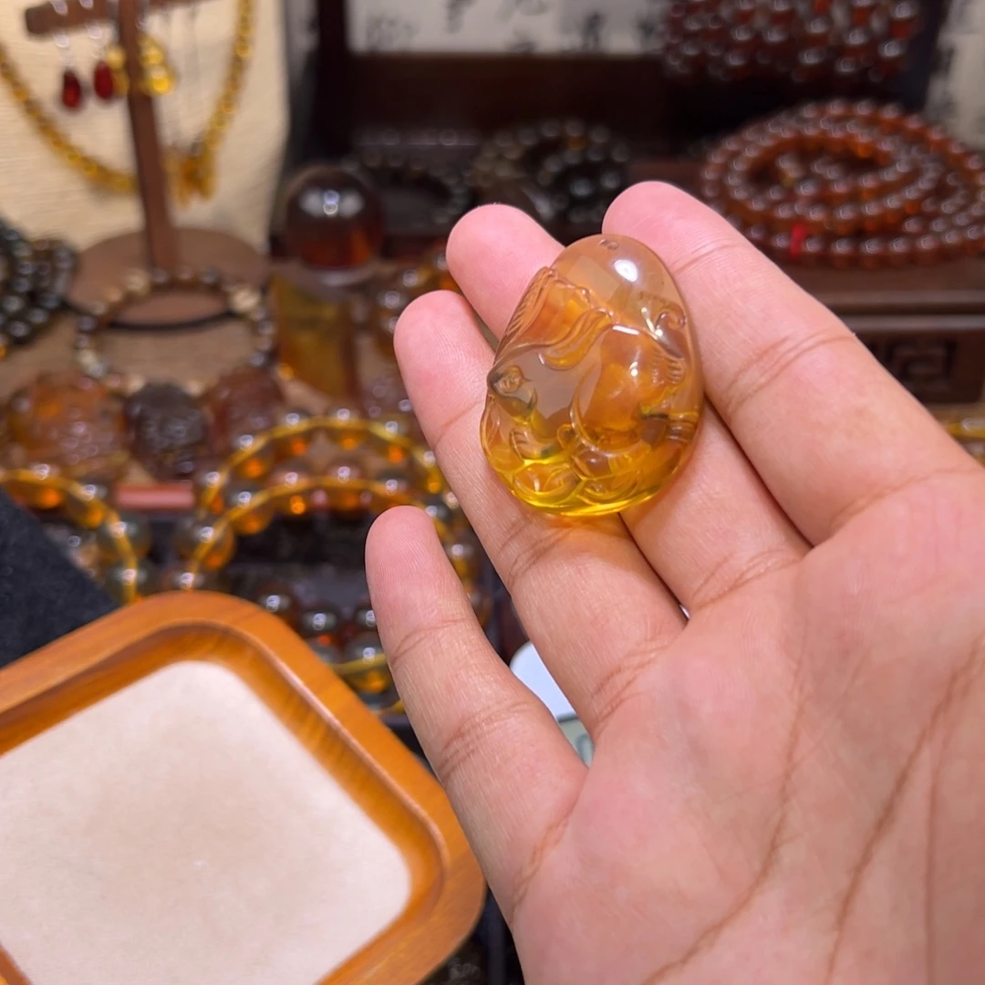 琥珀未镶嵌颈饰兔子