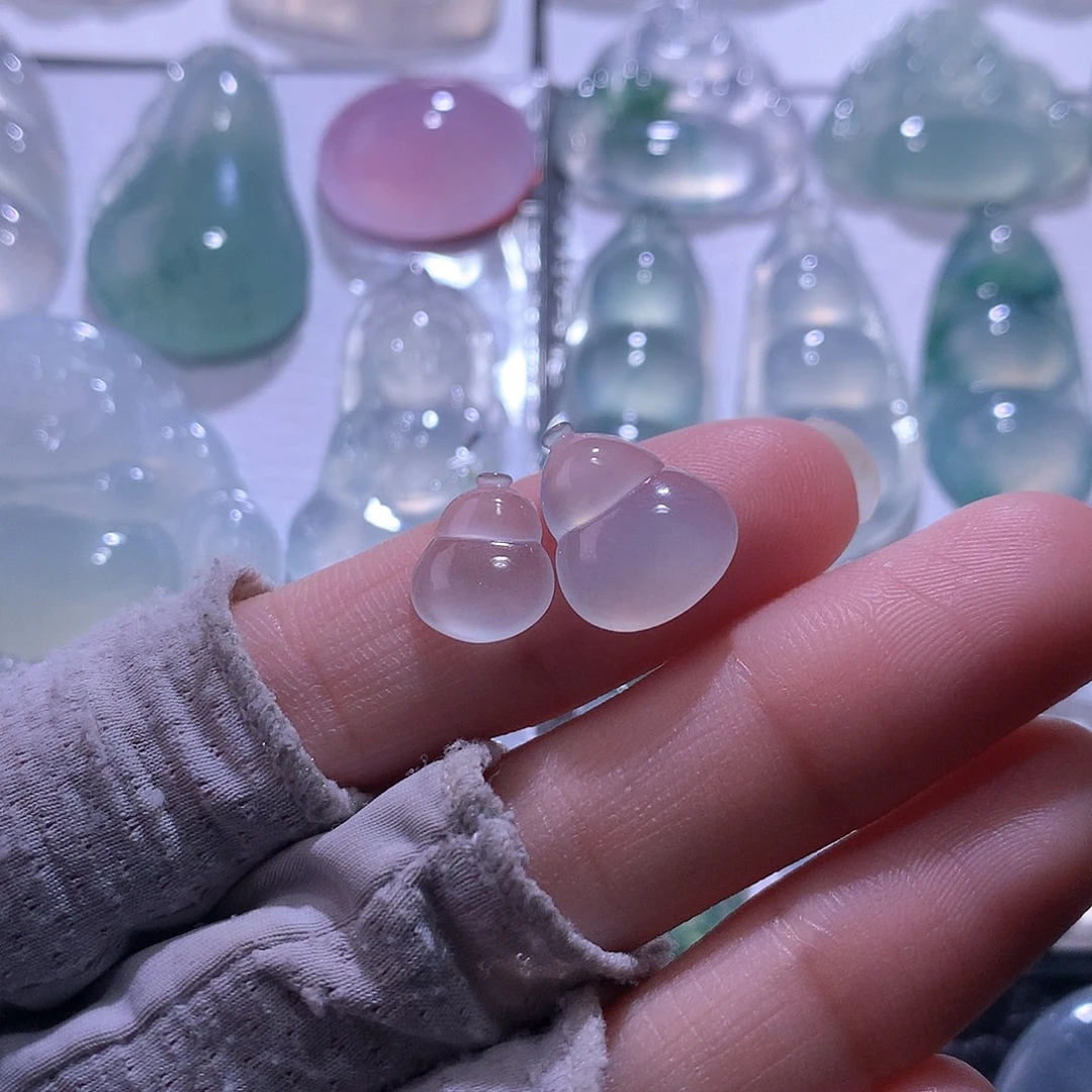 翡翠未镶嵌颈饰一对