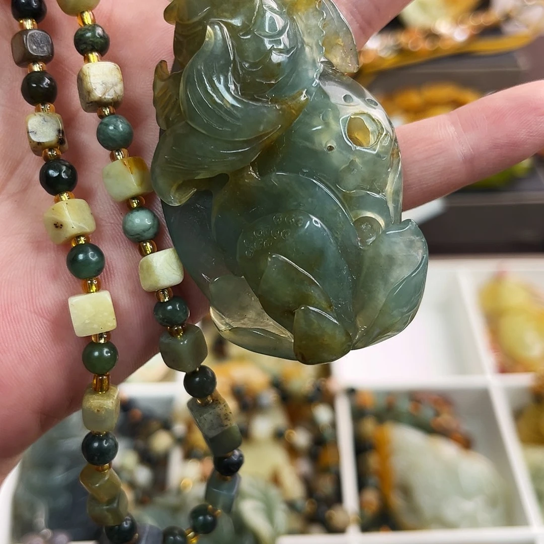 蛇纹石玉颈饰未镶嵌
