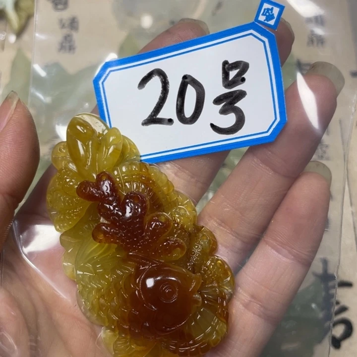 蛇纹石玉颈饰合金张**?