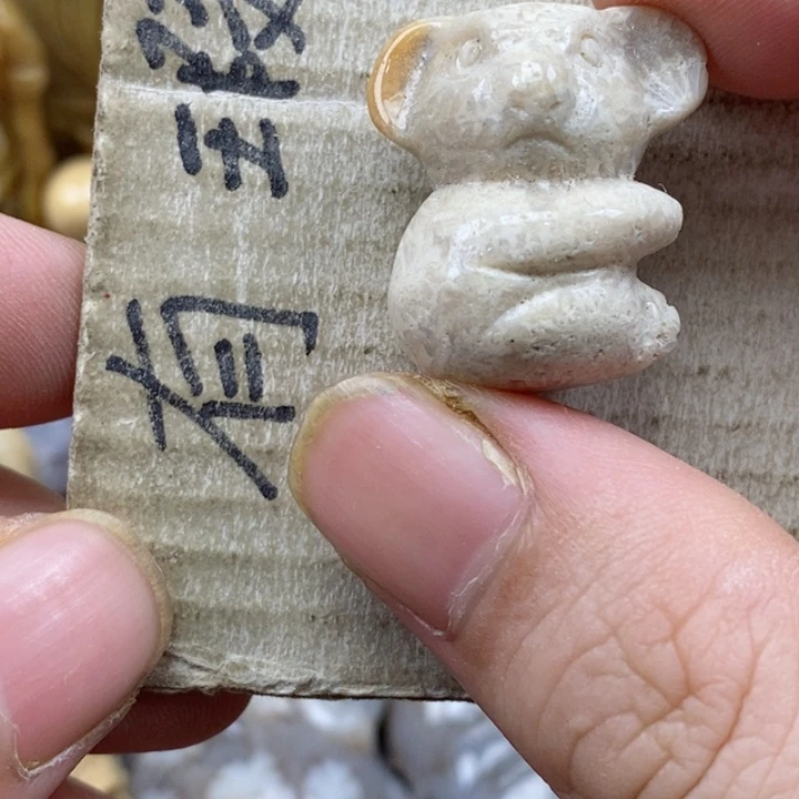 颈饰未镶嵌硅化珊瑚（珊瑚玉）开**笑