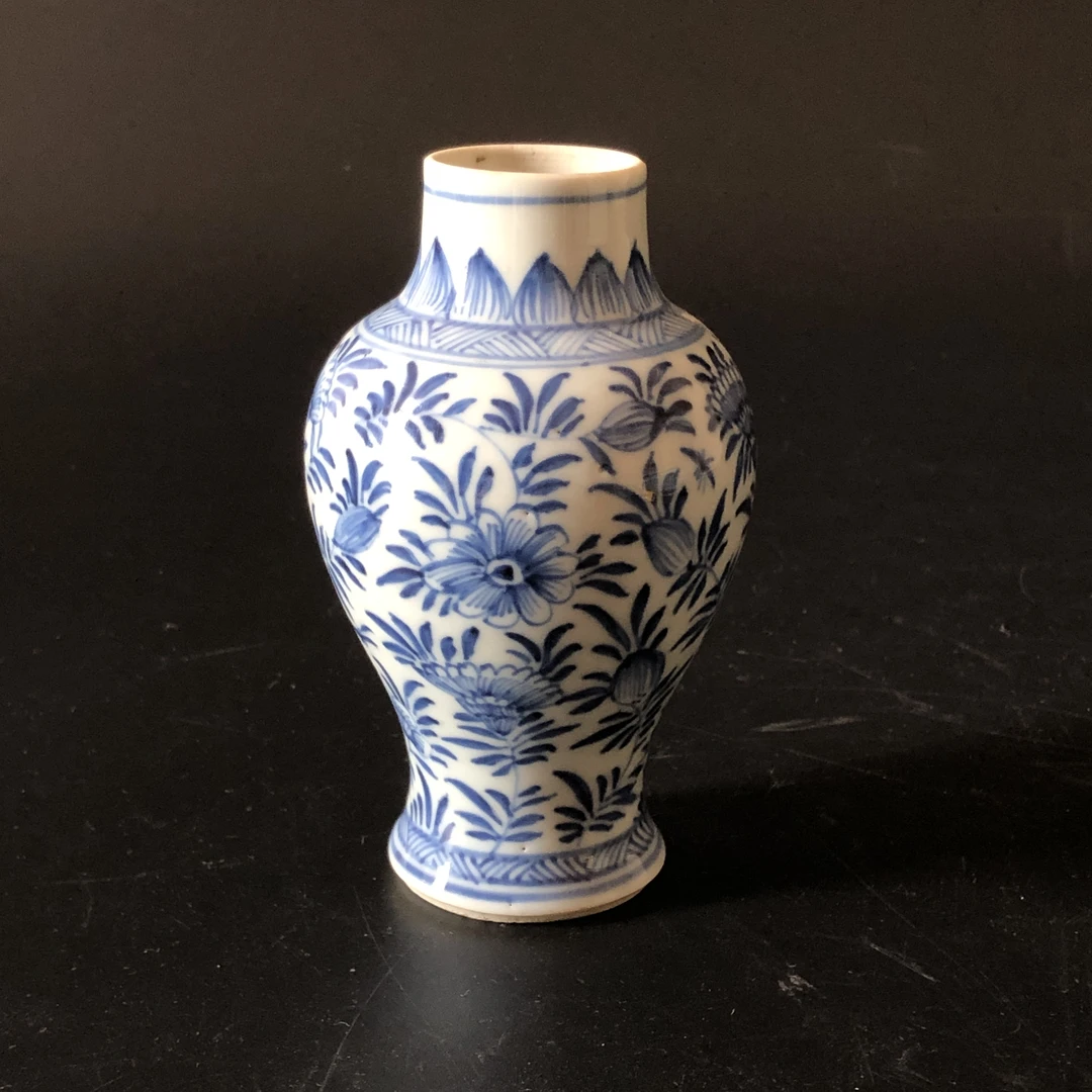 25091291 清康熙青花花卉纹赏瓶 高10.8cm