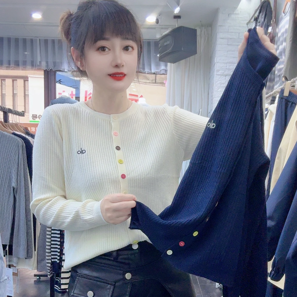 秋冬新款彩扣甜美减龄圆领针织衫毛衣上衣女百搭显瘦时尚洋气舒适