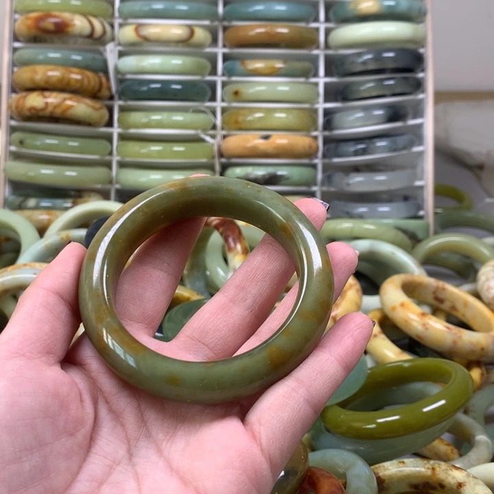 蛇纹石玉手镯未镶嵌