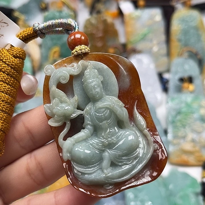 翡翠未镶嵌颈饰持莲观音