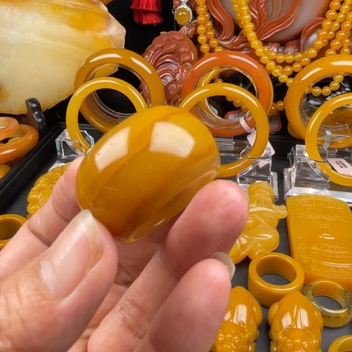 未镶嵌石英质玉（黄龙玉）颈饰