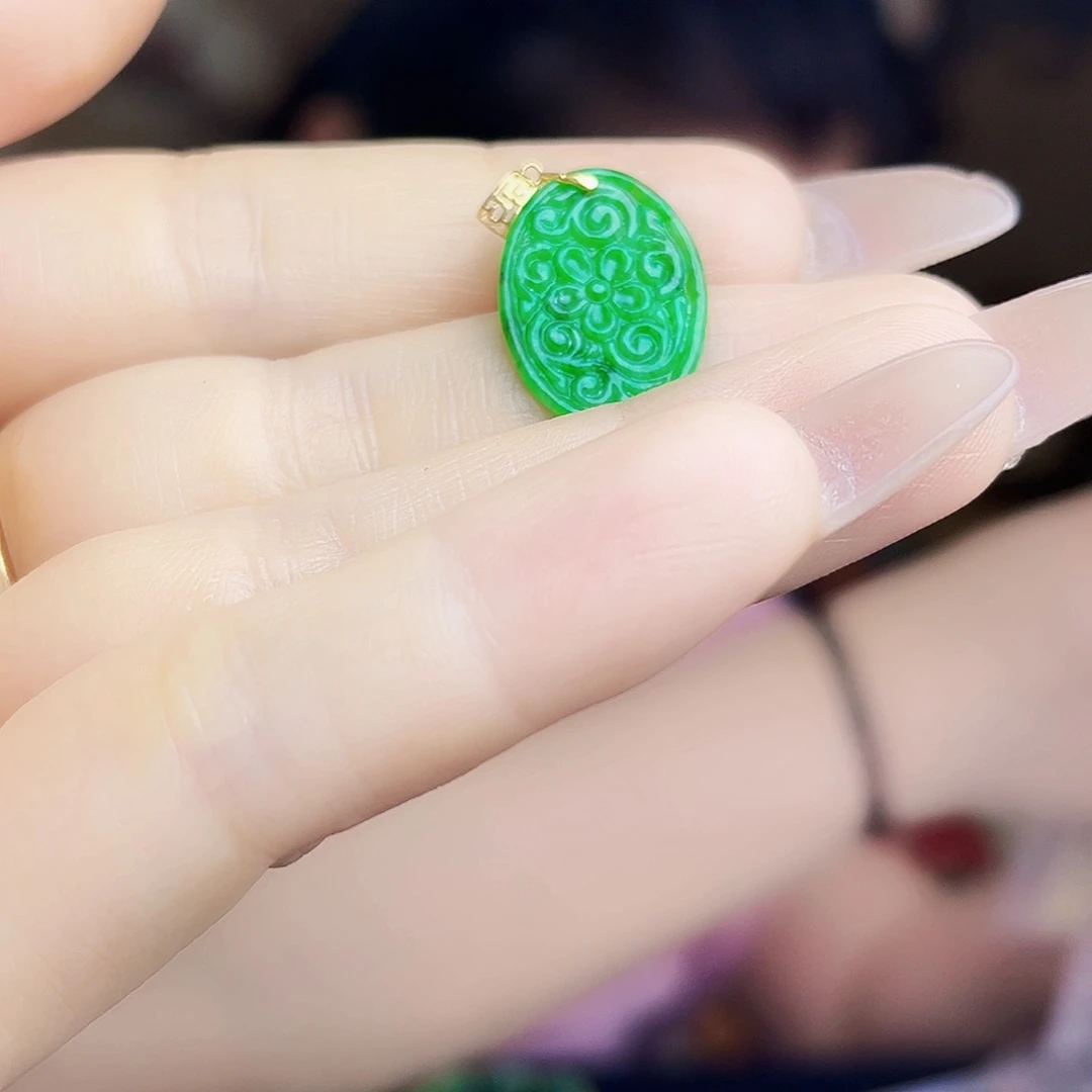 翡翠18K金镶嵌颈饰吊坠