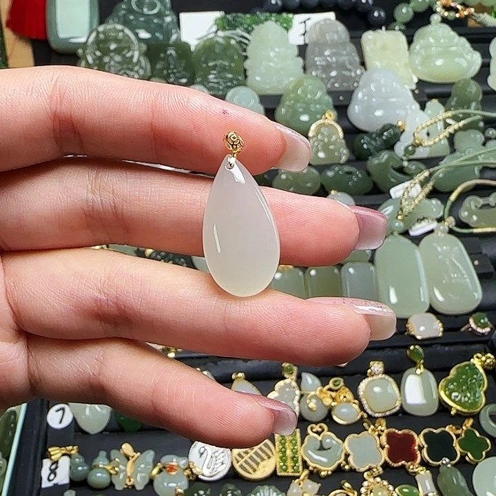 颈饰18K金镶嵌和田玉