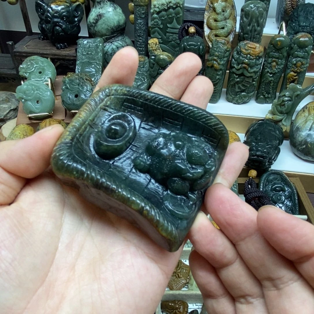 未镶嵌岫岩河磨玉（透闪石质玉）把件大****了