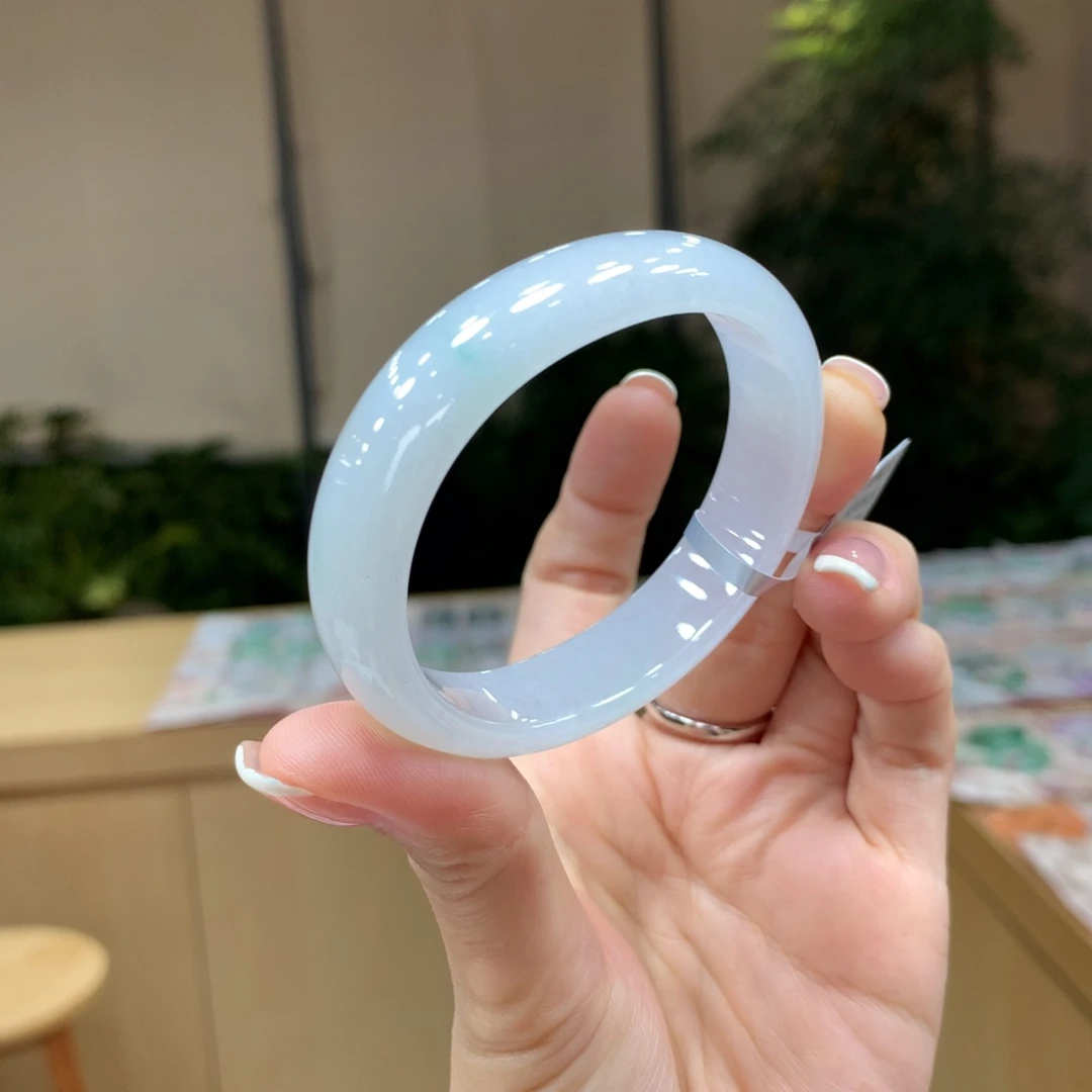 翡翠手镯未镶嵌不退不换