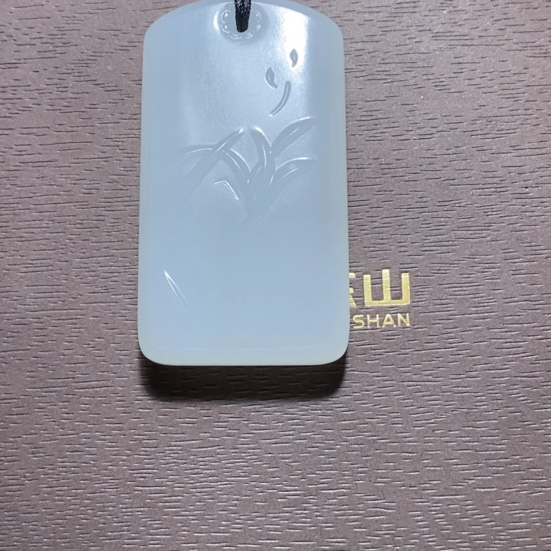 和田玉未镶嵌颈饰兰花牌