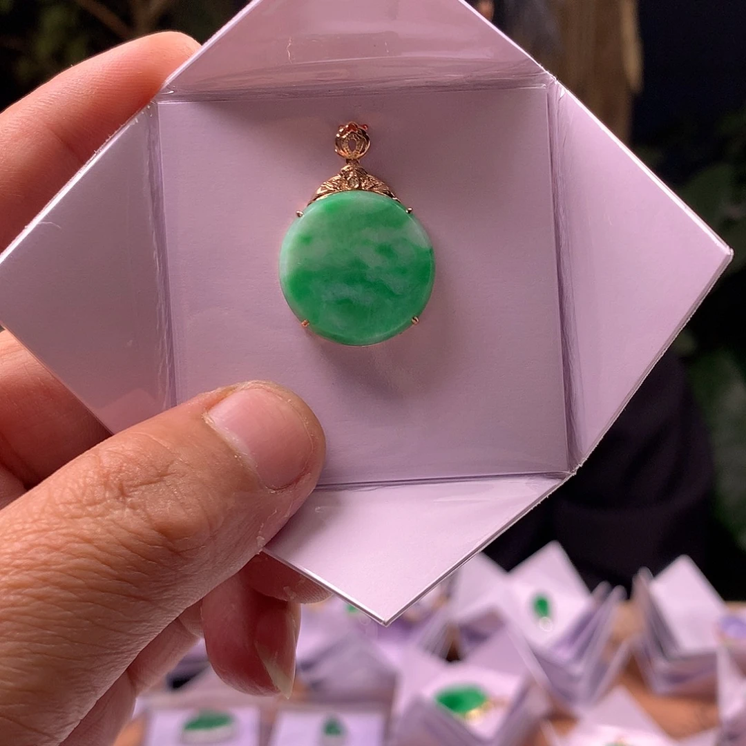 翡翠18K金镶嵌颈饰无事牌