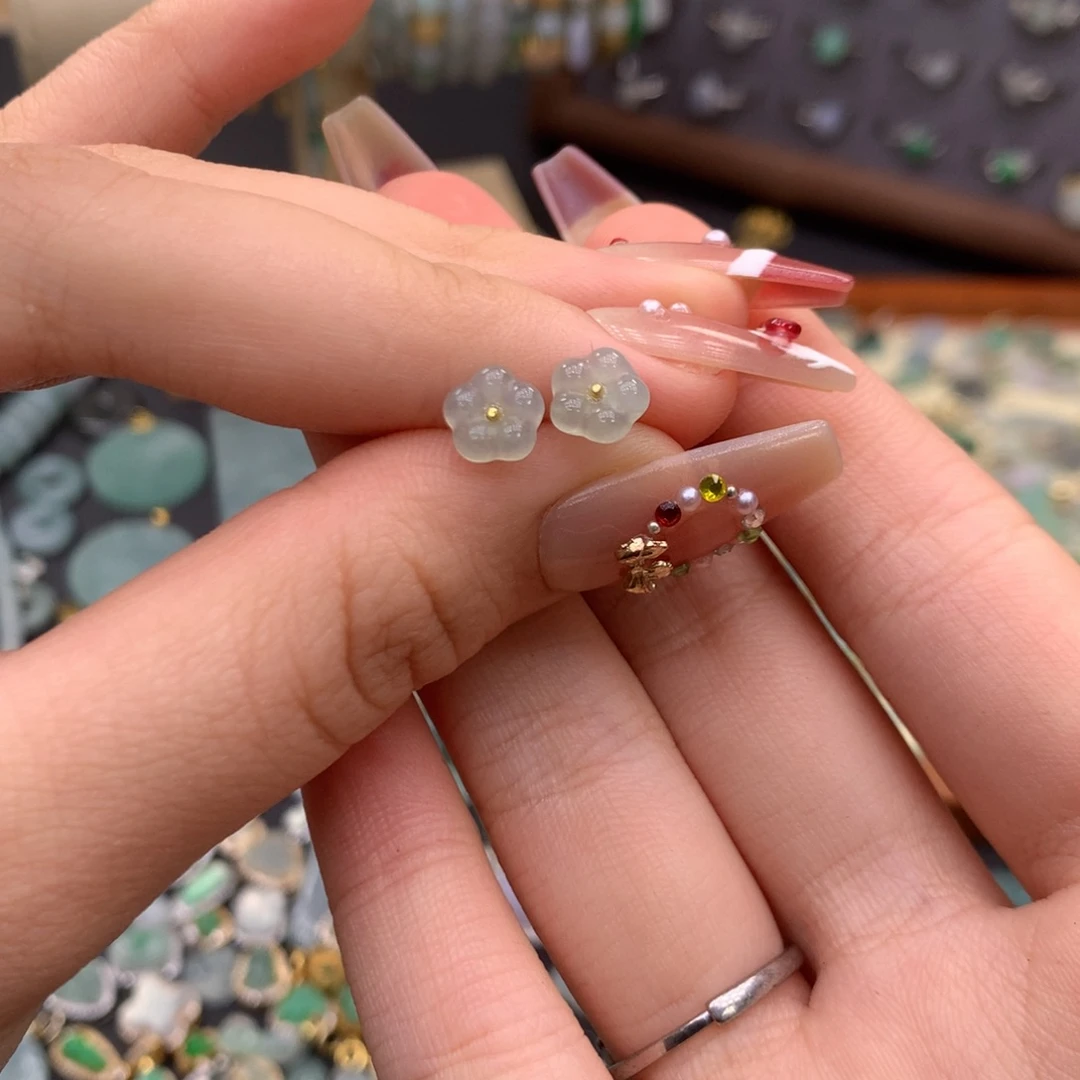 翡翠未镶嵌颈饰你是