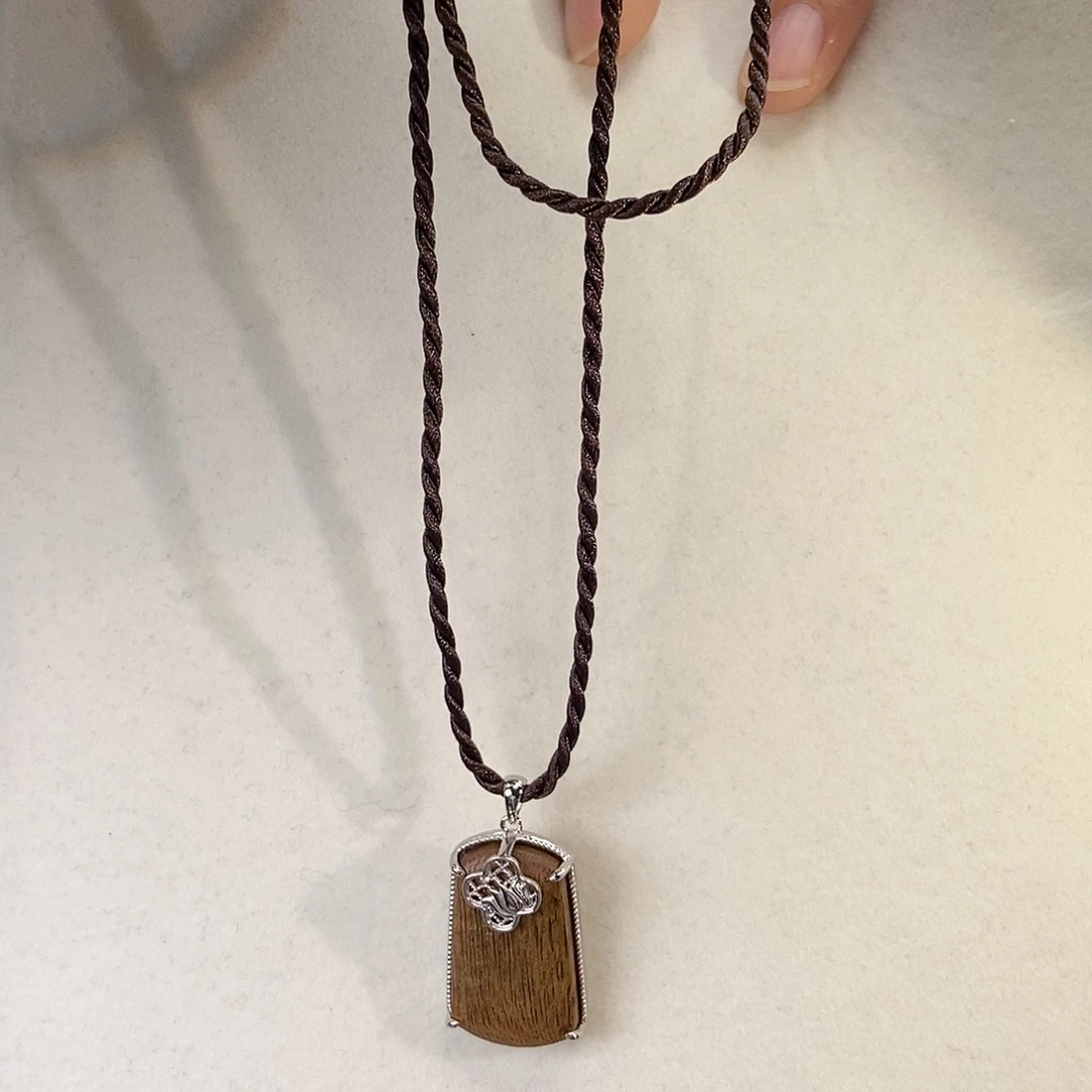 银S925镶嵌颈饰水晶山**风设计款无事牌