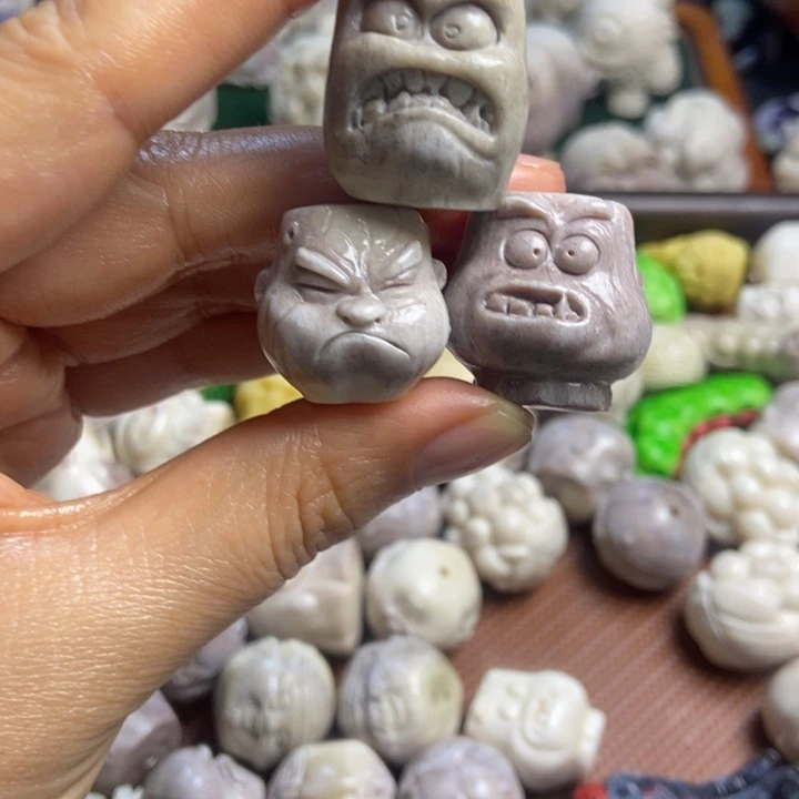 配饰鹿角雕刻一个出