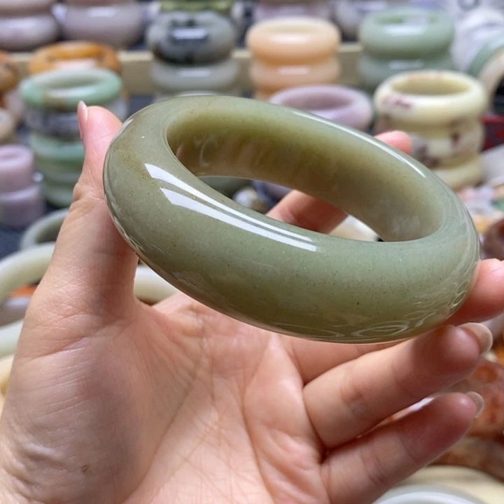 诺***萌石英岩玉手镯未镶嵌