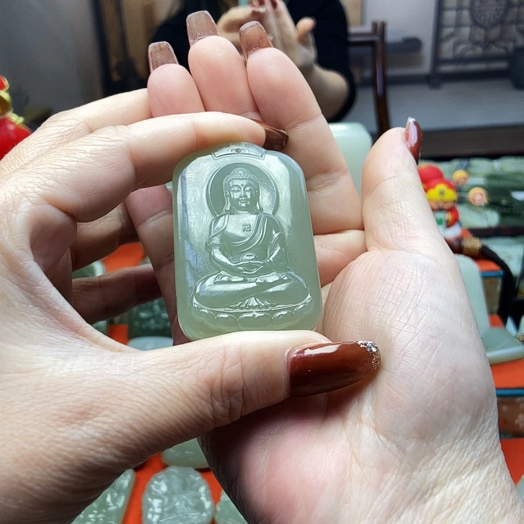 颈饰未镶嵌和田玉桃**：