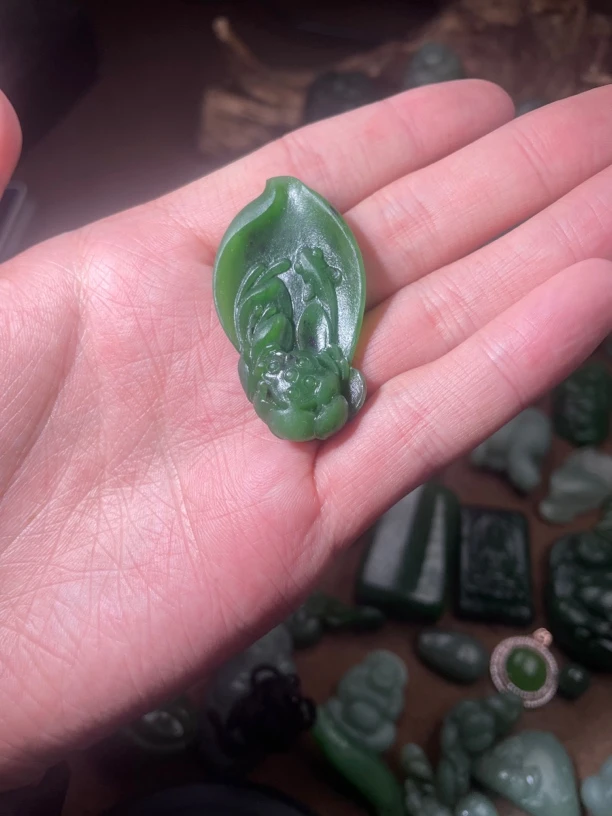 和田玉红皮荷花鱼吊坠