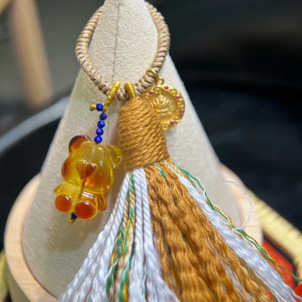 天然琥珀可爱小熊流苏钥匙扣手工绳编黄财财多样性发其一编绳