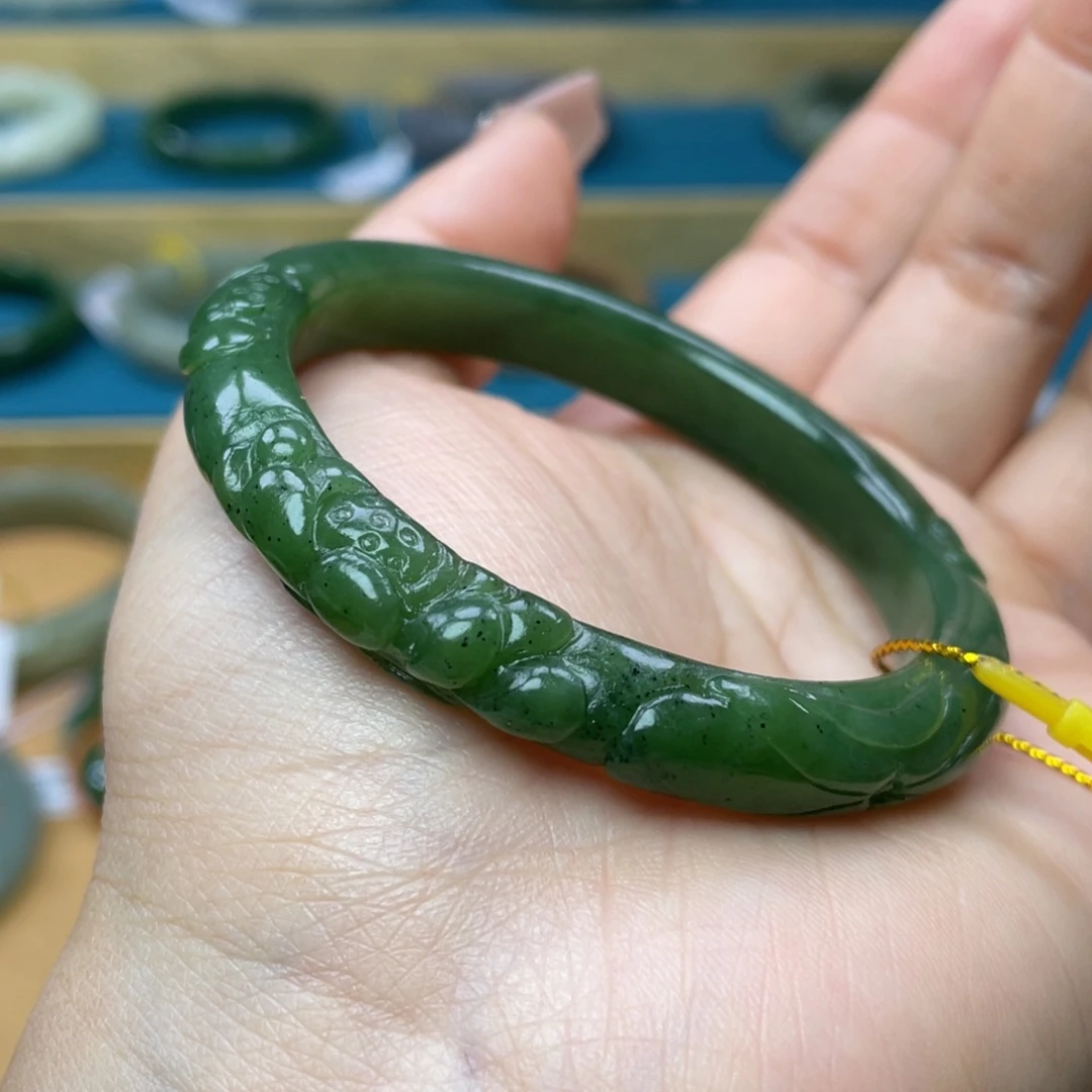 和田玉手镯54+圈口。编号73未镶嵌