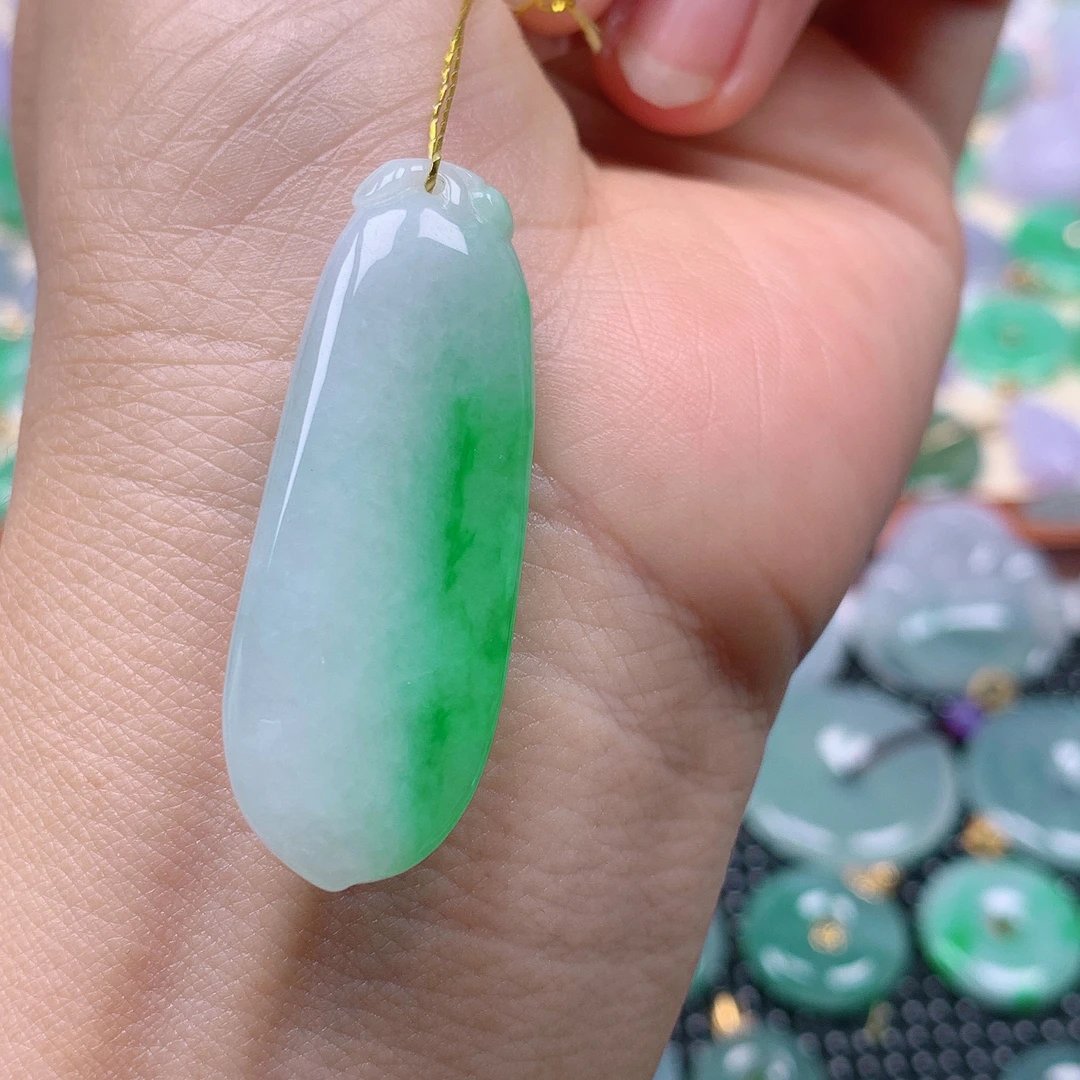 缅甸天然A货翡翠，飘绿福瓜 编号529/521尺寸43.2-16-5.7