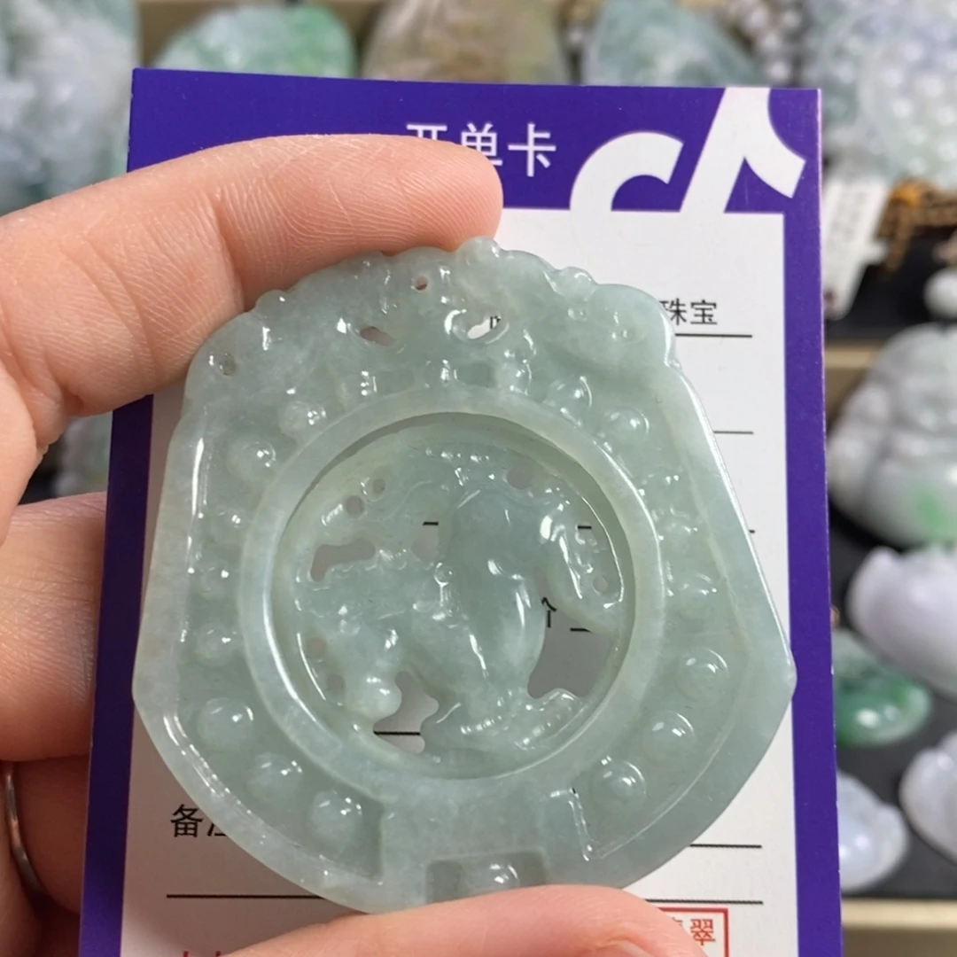 翡翠颈饰未镶嵌马牌